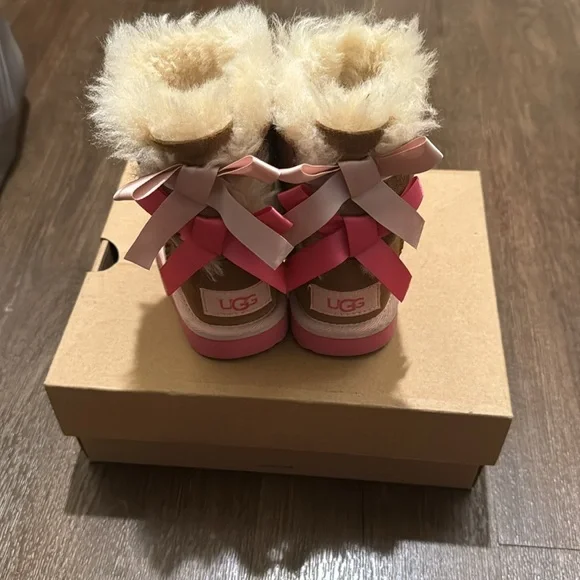 UGGS, Bailey Bow II Boot, 6c